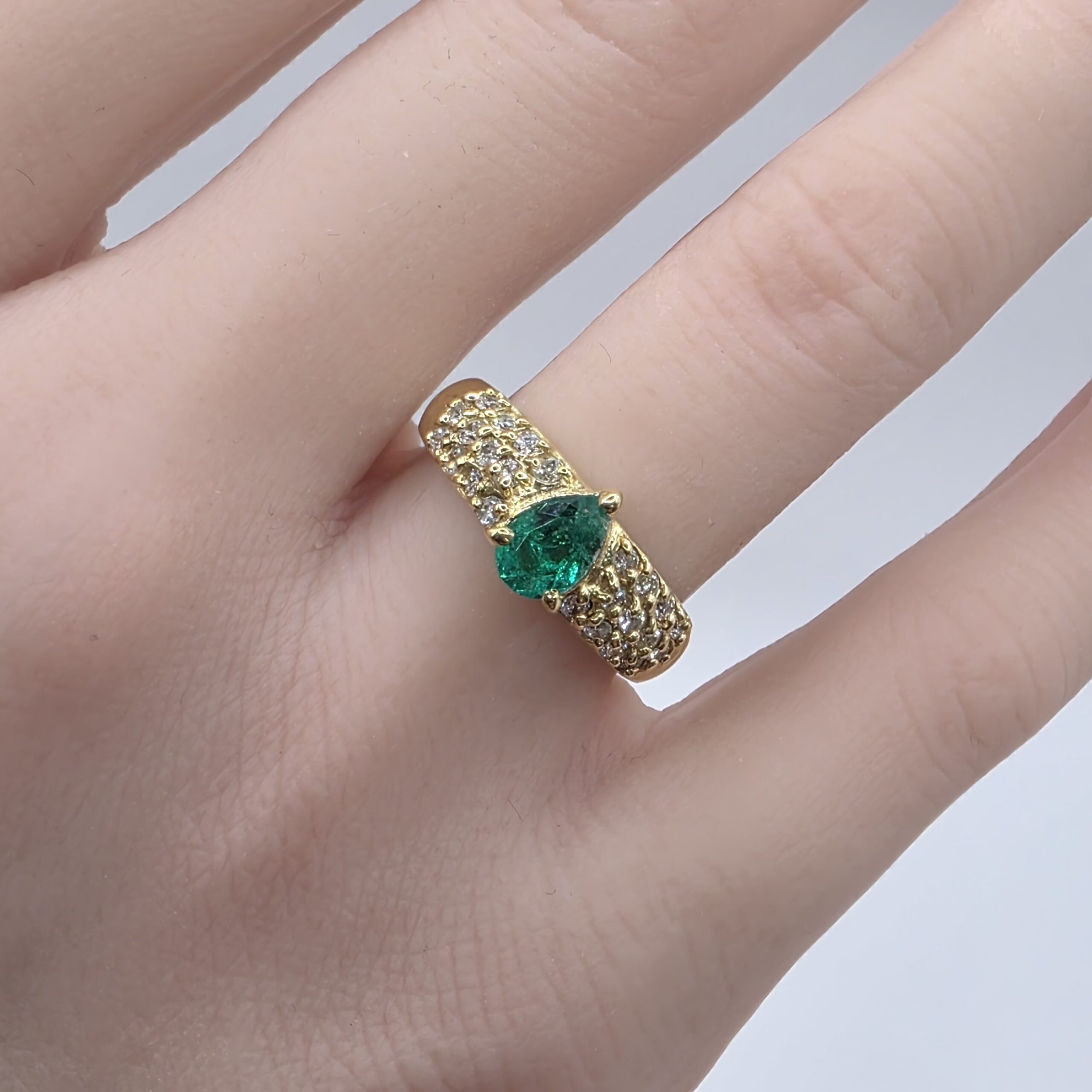 Emerald & Diamond Ring in K18 Yellow Gold – Size 12