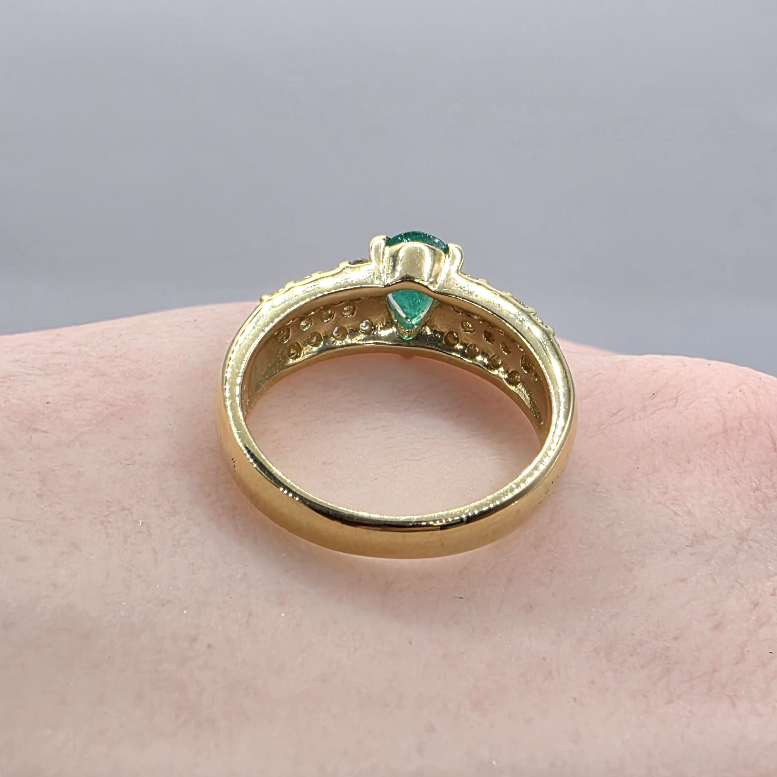 Emerald & Diamond Ring in K18 Yellow Gold – Size 12